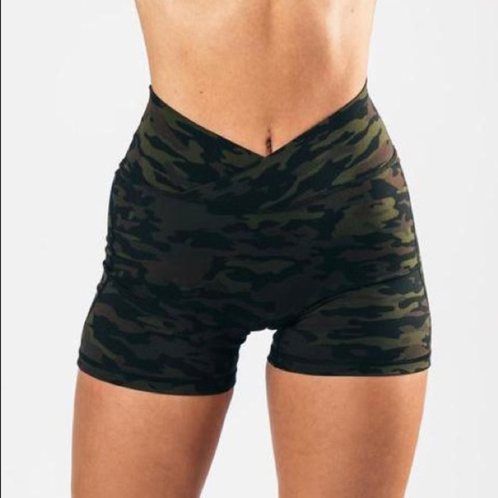 ✨ ALPHALETE✨ Camo surface power shorts